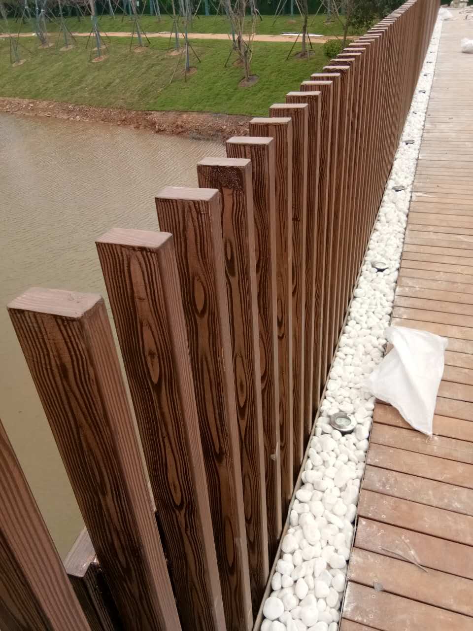 临沂钢管护栏木纹漆施工项目